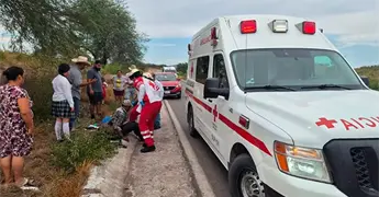 Socorristas auxilian a hombre tirado a orilla de la carretera