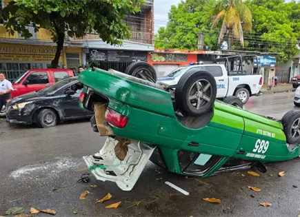 Vuelca taxista en Ciudad Valles; hay dos lesionados