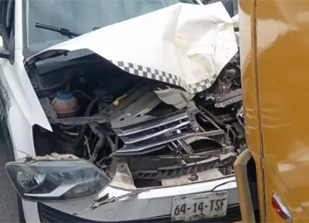 Taxista se estrella con urbano en avenida M&eacute;xico