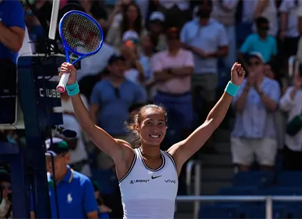Zheng Qinwen avanza a cuartos en US Open tras remontadas