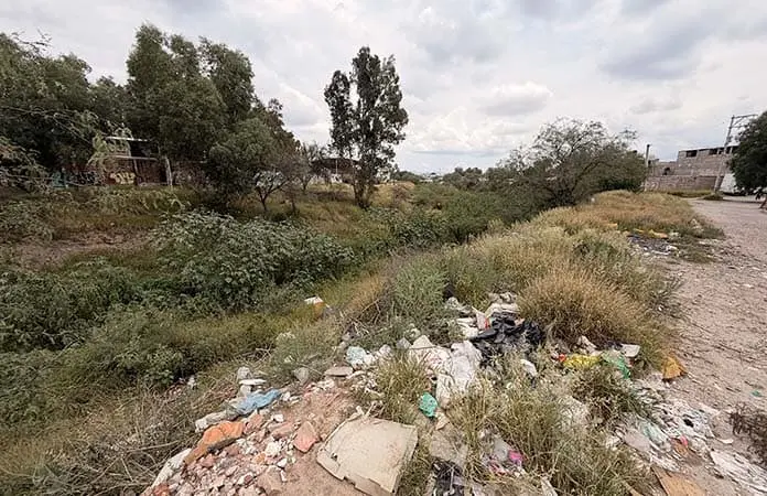 Abandonan cauce del río Paisanos Abandonan cauce del río Paisanos