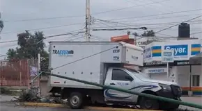 Derriba camioneta un poste en accidente