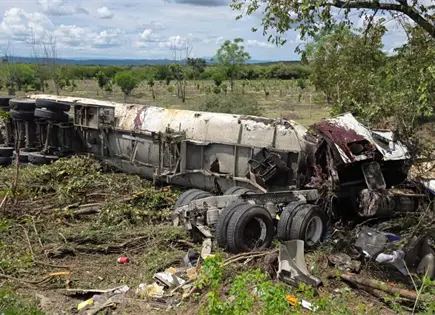 Muere trailero en aparatoso choque sobre la Valles-Mante