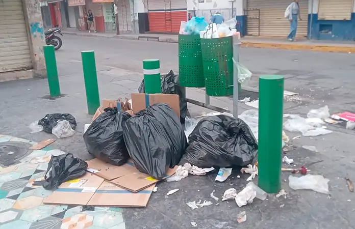 Piden instalar contenedores en el tianguis