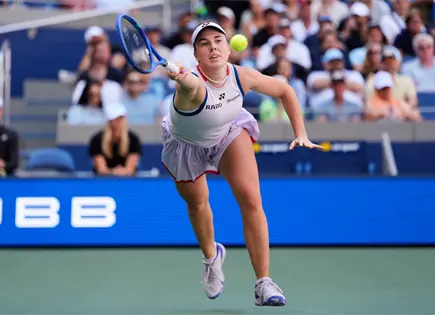 Retraso en cierre de techo afecta a Linda Noskova en US Open