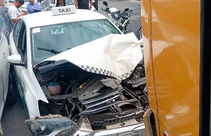 Taxi se acaba al chocar contra un camión