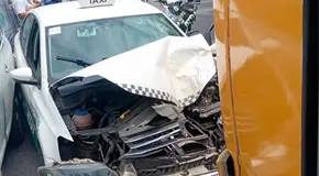 Taxi se acaba al chocar contra un camión