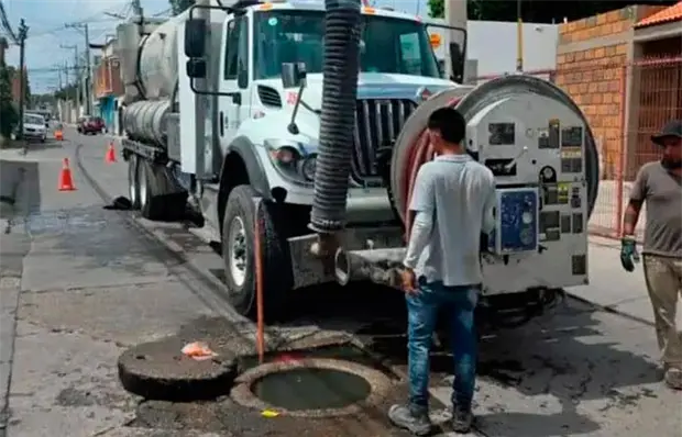 A la baja, acciones de desazolve por parte del Interapas A la baja, acciones de desazolve por parte del Interapas