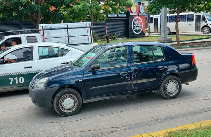 Choca automóvil contra camioneta