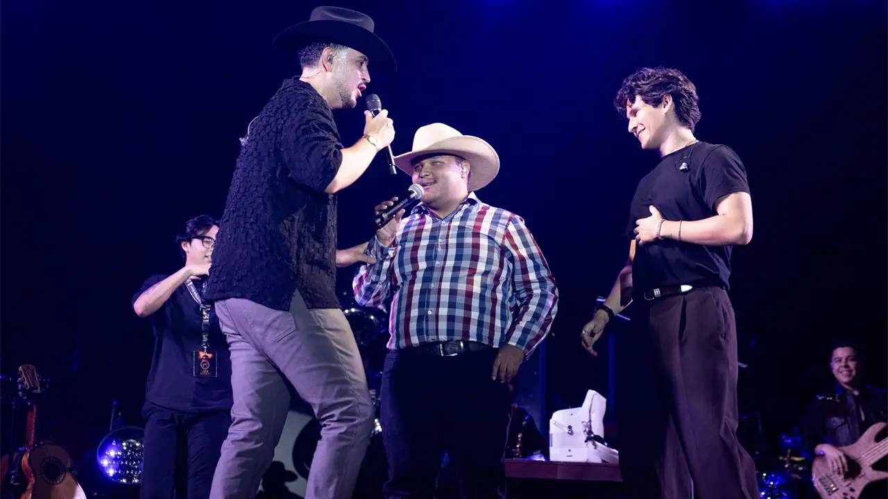 De cantar en las calles a compartir escenario con Edén Muñoz