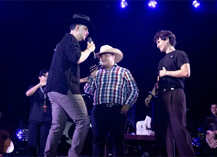 De cantar en las calles a compartir escenario con Edén Muñoz De cantar en las calles a compartir escenario con Edén Muñoz