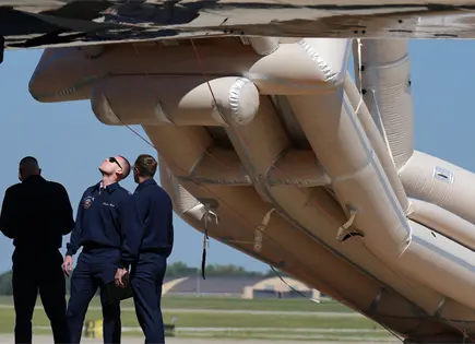 Donald Trump enfrenta retraso por tobog&aacute;n desplegado en avi&oacute;n presidencial