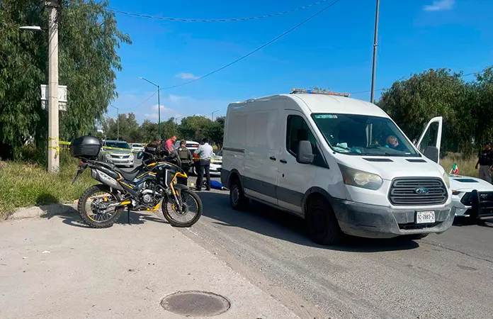 Fallece hombre al caer de su moto