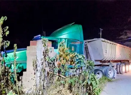 Hallan muerto a un hombre junto a un tractocamión Hallan muerto a un hombre junto a un tractocamión