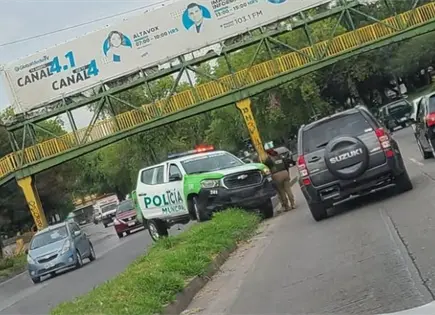 Patrulla de Soledad queda atorada en camell&oacute;n del r&iacute;o Santiago