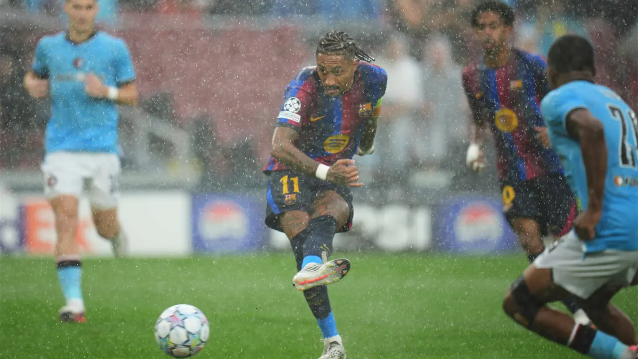 Raphinha marca doblete y guía victoria de Barcelona en Champions