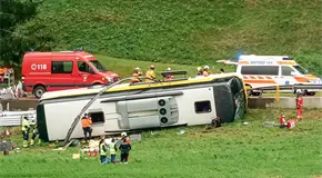 Choca autob&uacute;s tur&iacute;stico en Suiza; 5 fallecidos