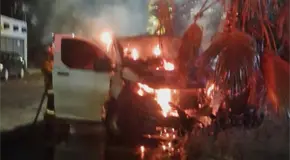 Fuego acaba con camioneta tras choque en palmera