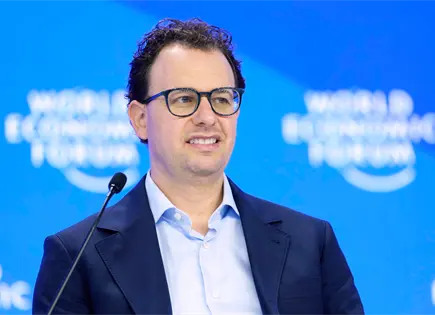 Dario Amodei pide frenar desarrollo de IA por riesgos de seguridad Dario Amodei pide frenar desarrollo de IA por riesgos de seguridad