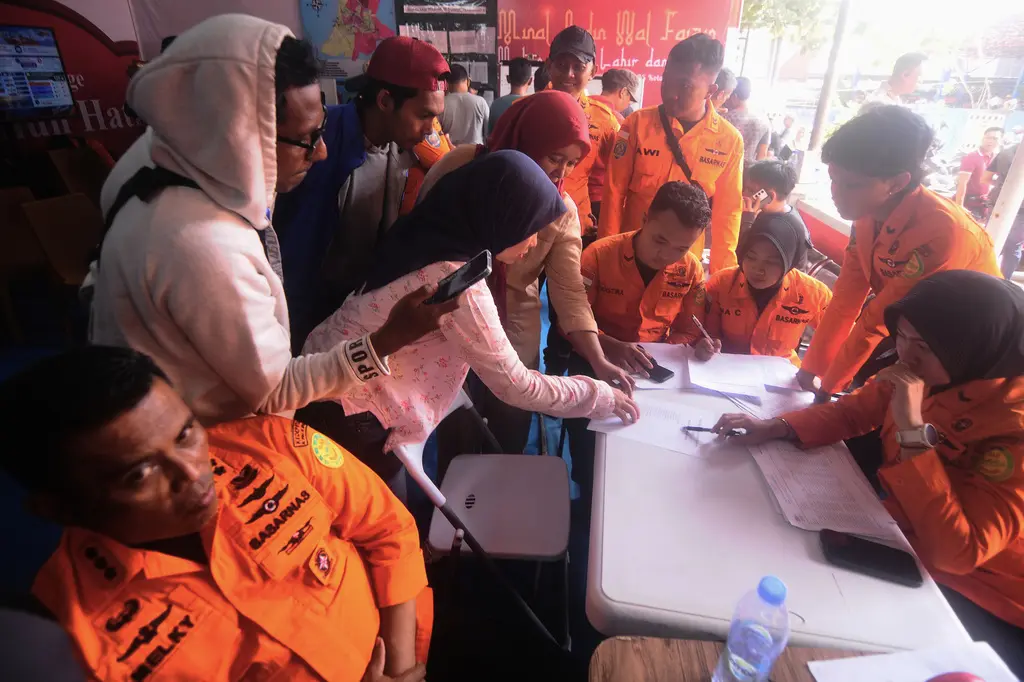 Indonesia busca a 129 desaparecidos tras naufragio de ferry en mar de Java