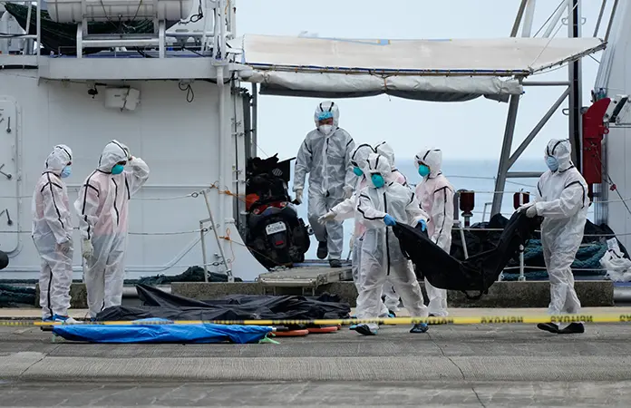 Recuperan más cuerpos del ferry