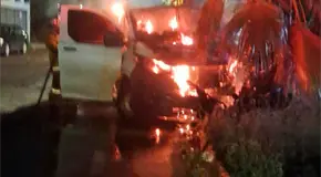 Se quema una camioneta al chocar contra palmera