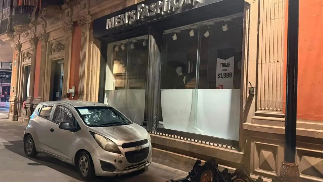 Vehículo sin placas y cubierto causa movilización en el Centro Histórico