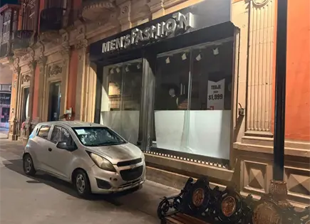 Vehículo sin placas y cubierto causa movilización en el Centro Histórico Vehículo sin placas y cubierto causa movilización en el Centro Histórico