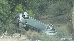 Vuelca auto en el libramiento poniente
