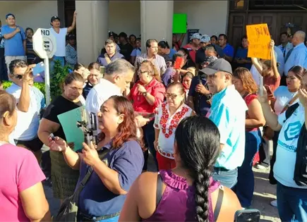 Bloquean alcaldía en Ciudad Valles por falta de agua Bloquean alcaldía en Ciudad Valles por falta de agua