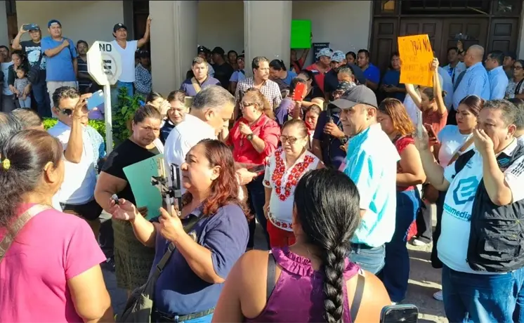 Bloquean alcaldía en Ciudad Valles por falta de agua Bloquean alcaldía en Ciudad Valles por falta de agua