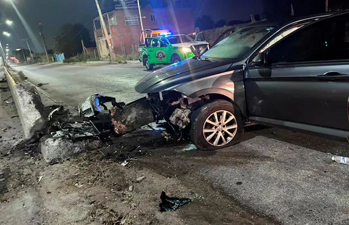 Conductor resulta herido al chocar en el Periférico