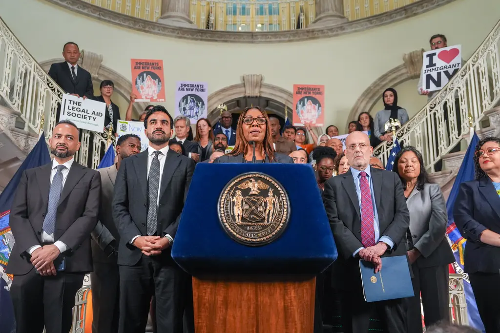 Demandan norma de Trump que negaría green cards a quienes pidan ayuda pública