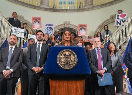 Demandan norma de Trump que negar&iacute;a green cards a quienes pidan ayuda p&uacute;blica