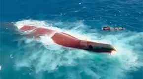 Indonesia busca a 129 tras volcar un ferry