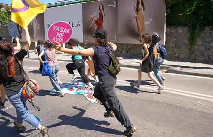 Reprimen en Turquía a varios grupos LGBTQ+
