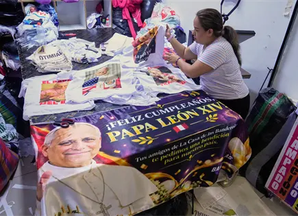 Victoria Qui&ntilde;ones imprime camisetas por visita de Le&oacute;n XIV a Per&uacute;
