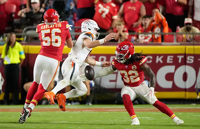 Chiefs pasan por encima de Broncos