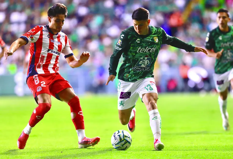 Diber Cambindo lidera victoria de León 2-0 sobre San Luis