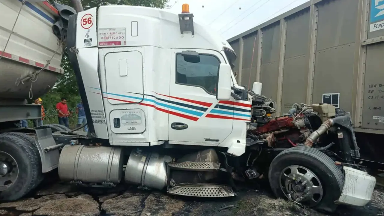 Fotos | Trailero se estrella con tren en Tamuín