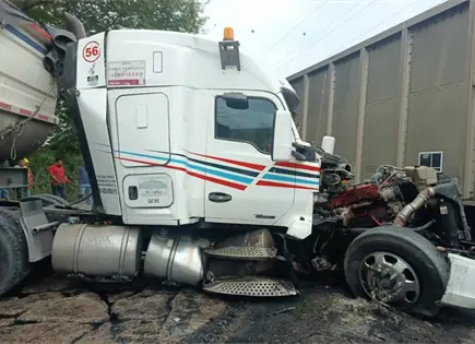 Fotos | Trailero se estrella con tren en Tamu&iacute;n