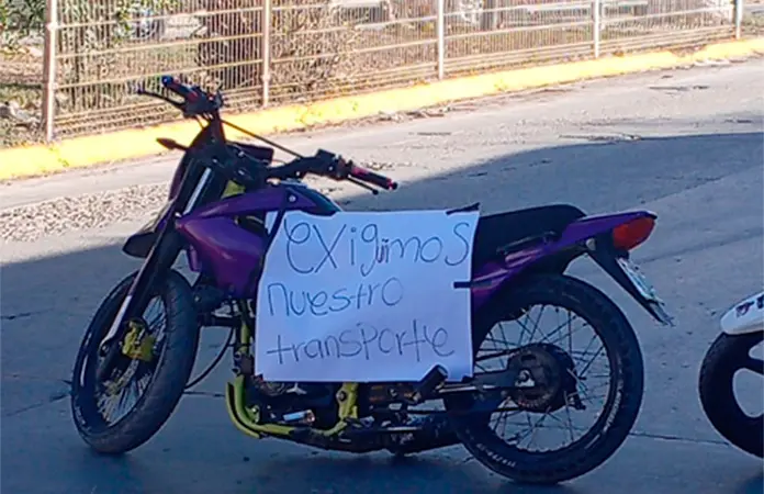 Madres bloquean avenida en La Virgen; exigen transporte para estudiantes