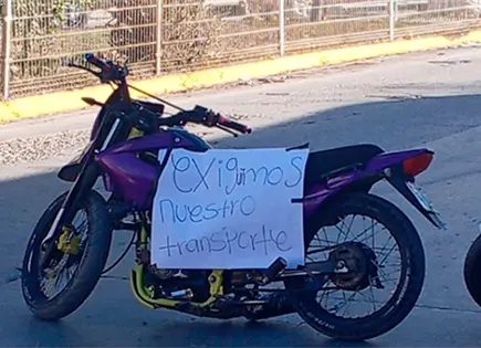Madres bloquean avenida en La Virgen; exigen transporte para estudiantes Madres bloquean avenida en La Virgen; exigen transporte para estudiantes
