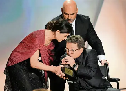 Michael J Fox recibe premio Emmy Humanitario en Ciudad de México Michael J Fox recibe premio Emmy Humanitario en Ciudad de México