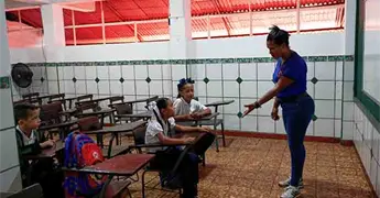 Ni&ntilde;os en Venezuela vuelven a las aulas