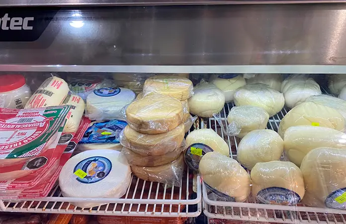 Productores de leche ahora venden quesos
