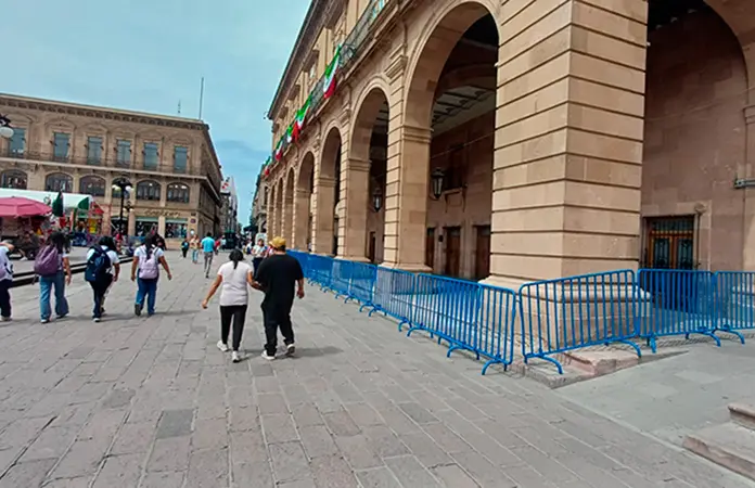 Cercan con vallas Palacio Municipal