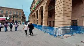 Cercan con vallas Palacio Municipal
