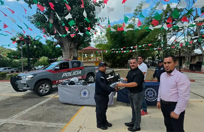 Entregan una patrulla y equipo táctico a polis