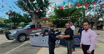 Entregan una patrulla y equipo t&aacute;ctico a polis